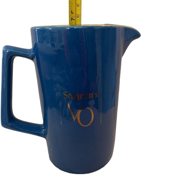 VINTAGE SEAGRAM'S VO CANADIAN WHISKY PUB JUG/PITCHER LITE BLUE. MADE IN CANADA - Picture 8 of 9